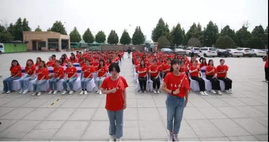 做白色的牛奶，創(chuàng)紅色的企業(yè)，花花牛乳業(yè)集團(tuán)青春歌會(huì)慶祝建黨100周年