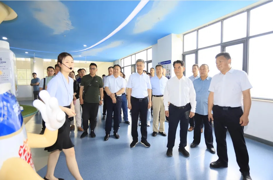 花花牛丨中國(guó)人民大學(xué)河南校友會(huì)蒞臨花花牛參觀(guān)座談