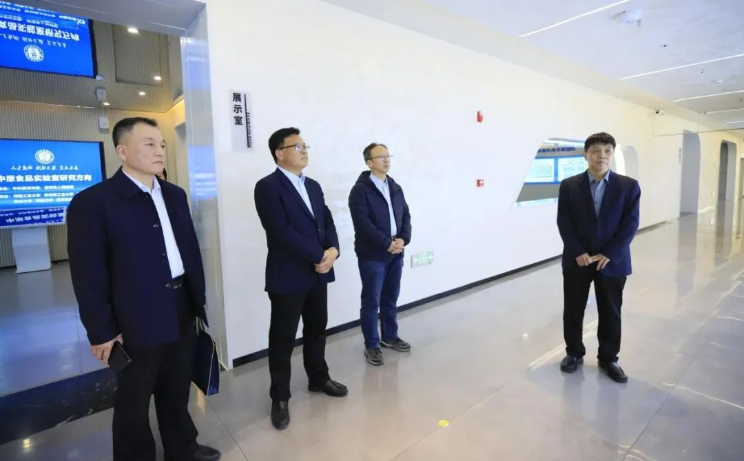 花花牛乳業(yè)集團(tuán)黨委書記、董事長唐洪峰一行赴中原食品實驗室同中國工程院院士、中原食品實驗室主任任發(fā)政座談交流
