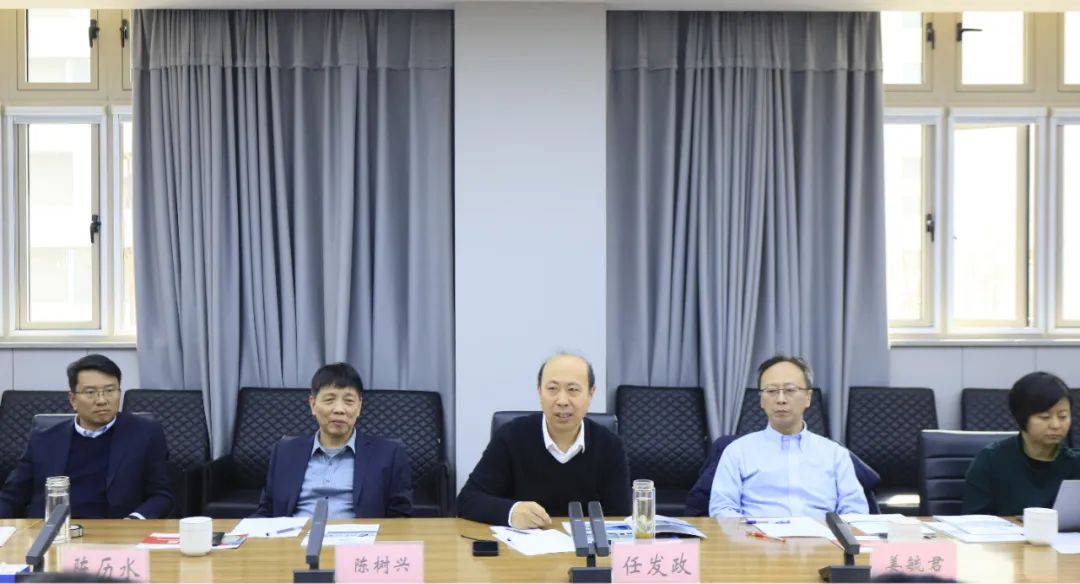 花花牛乳業(yè)集團(tuán)黨委書記、董事長唐洪峰一行赴中原食品實驗室同中國工程院院士、中原食品實驗室主任任發(fā)政座談交流