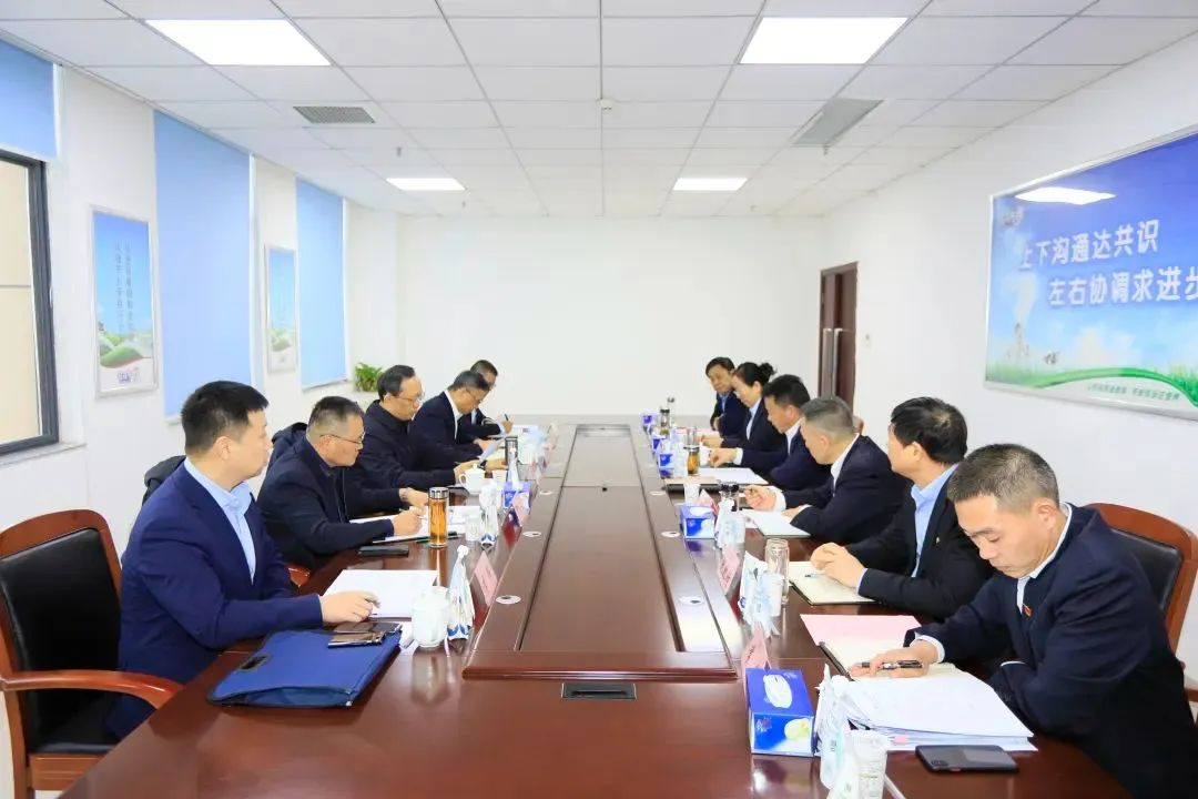 省政府國資委黨委書記、主任李濤一行到花花牛乳業(yè)集團調(diào)研