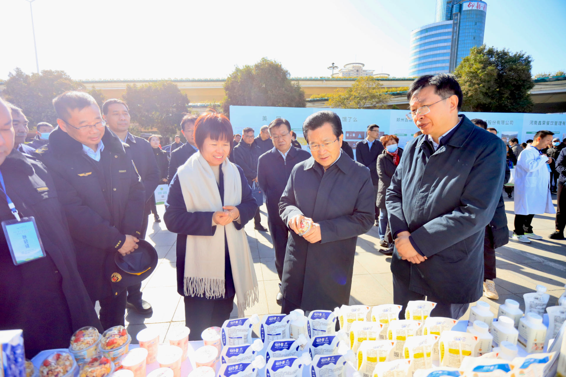 花花牛丨落實食品生產(chǎn)加工企業(yè)質(zhì)量安全主體責(zé)任，助力人民群眾生活更美好——2023年河南省暨鄭州食品安全宣傳周啟動儀式隆重舉行