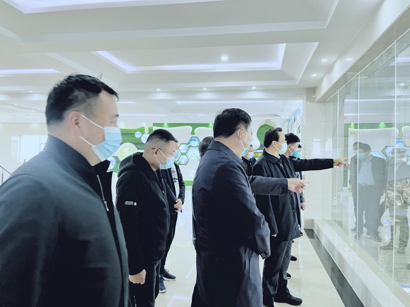 河南省人大常委會(huì)黨組書記、副主任孔昌生蒞臨花花牛魯山瑞亞牧場(chǎng)參觀調(diào)研