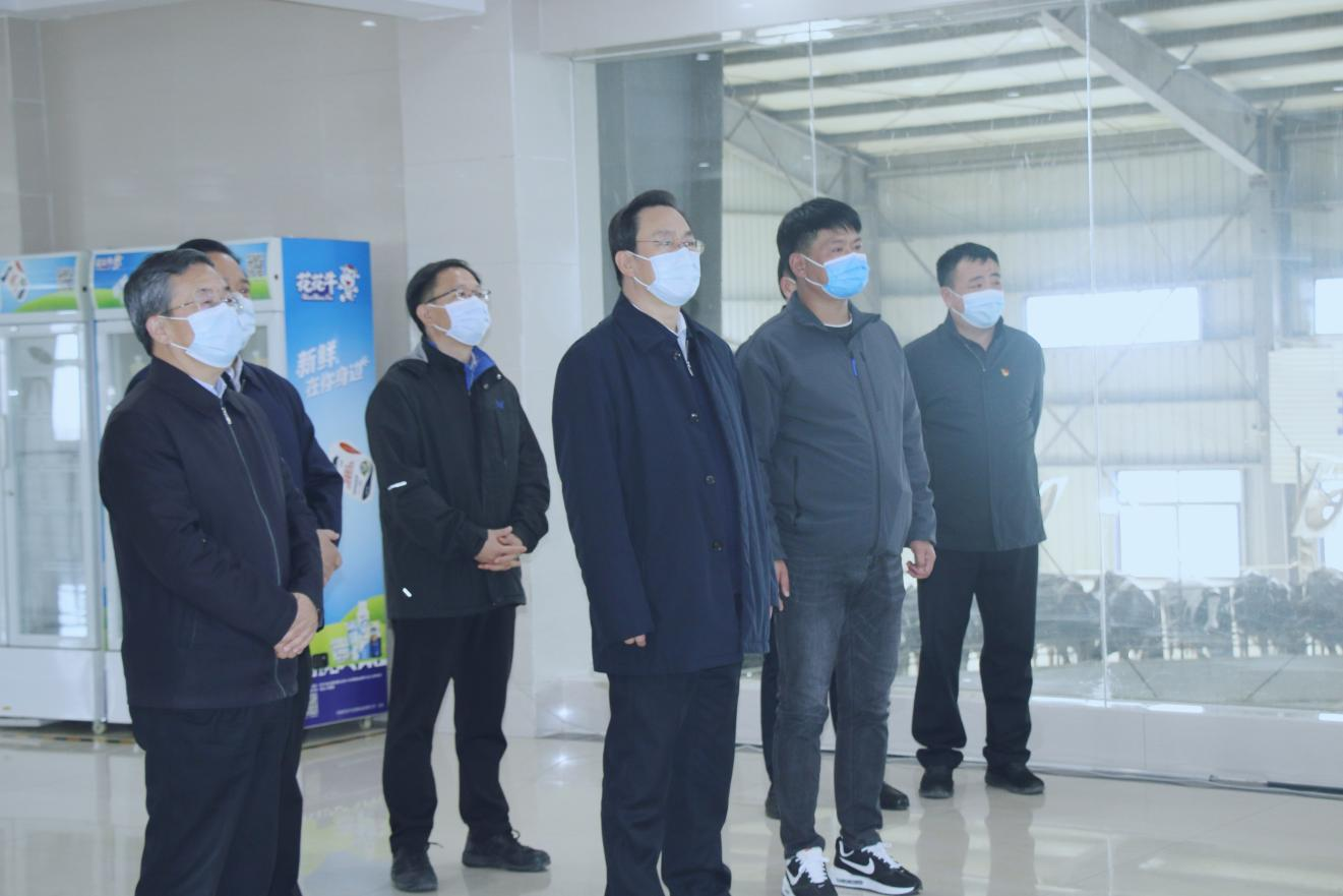 河南省人大常委會(huì)黨組書記、副主任孔昌生蒞臨花花牛魯山瑞亞牧場(chǎng)參觀調(diào)研