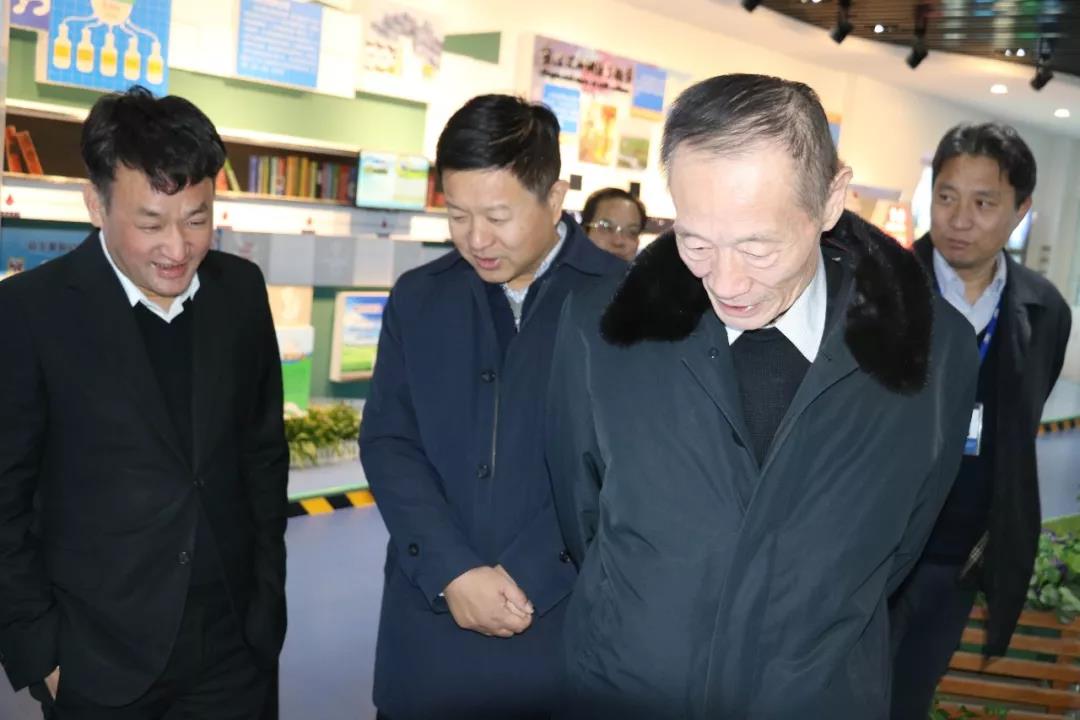 中國奶業(yè)協會高鴻賓會長蒞臨花花牛指導工作