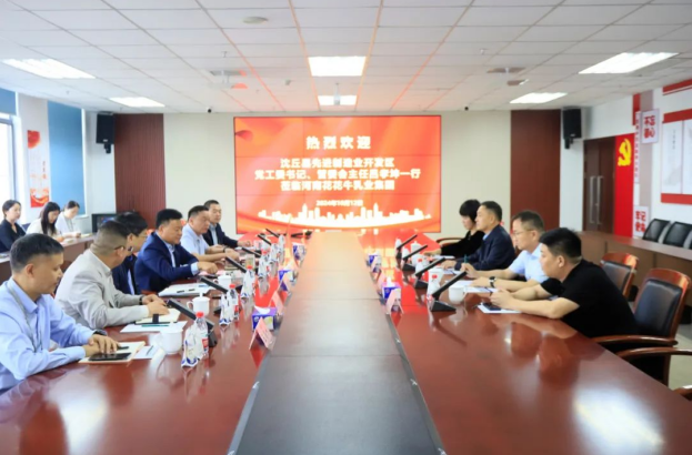 沈丘縣先進制造業(yè)開發(fā)區(qū)黨工委書記呂孝坤、金絲猴食品有限公司董事長李旸等一行到訪河南花花牛乳業(yè)集團